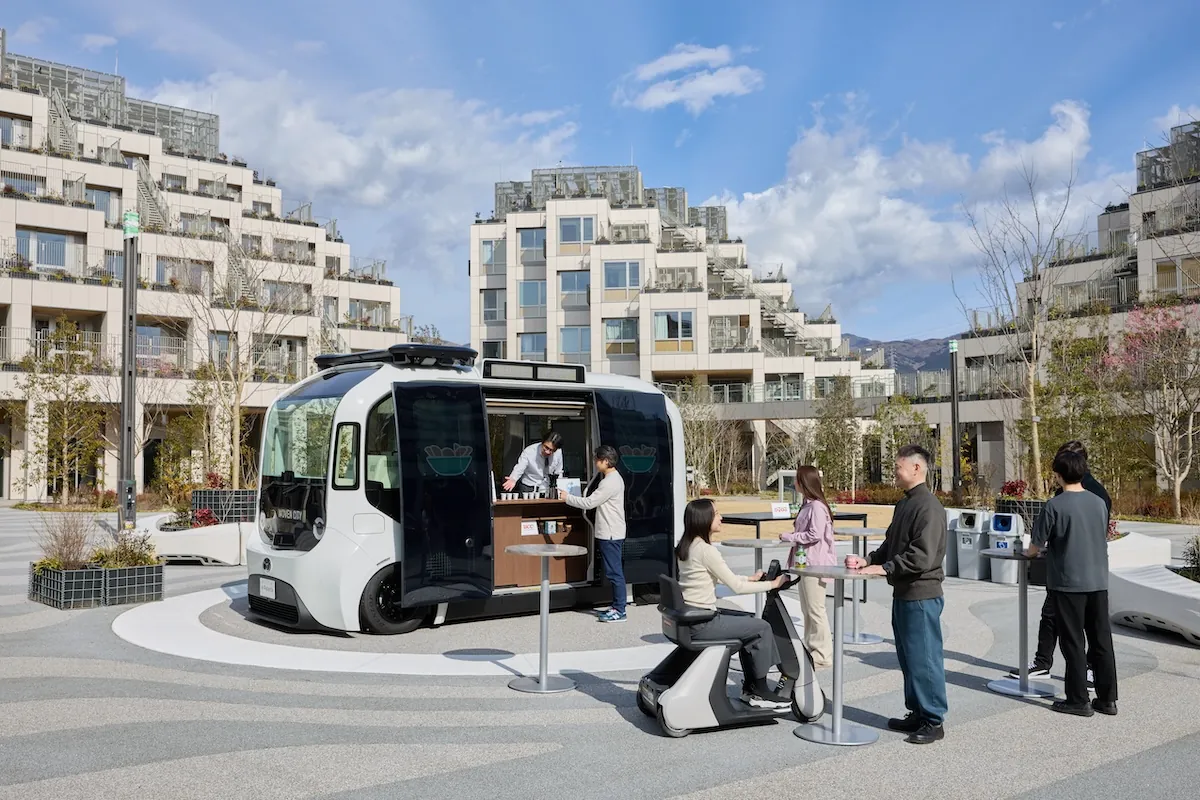 コートヤードのイーパレットから食べ物が提供されていて、周りで人々がくつろいでいる写真。