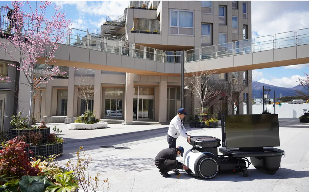 モニター付きプロトタイプロボットに触れて作業している様子の写真。