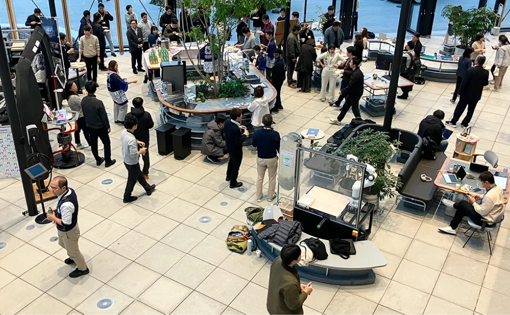 丸テーブルの周りで、会話をしたり交流している人々の写真。