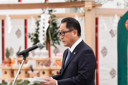地鎮祭で挨拶を行う豊田章男会長の写真