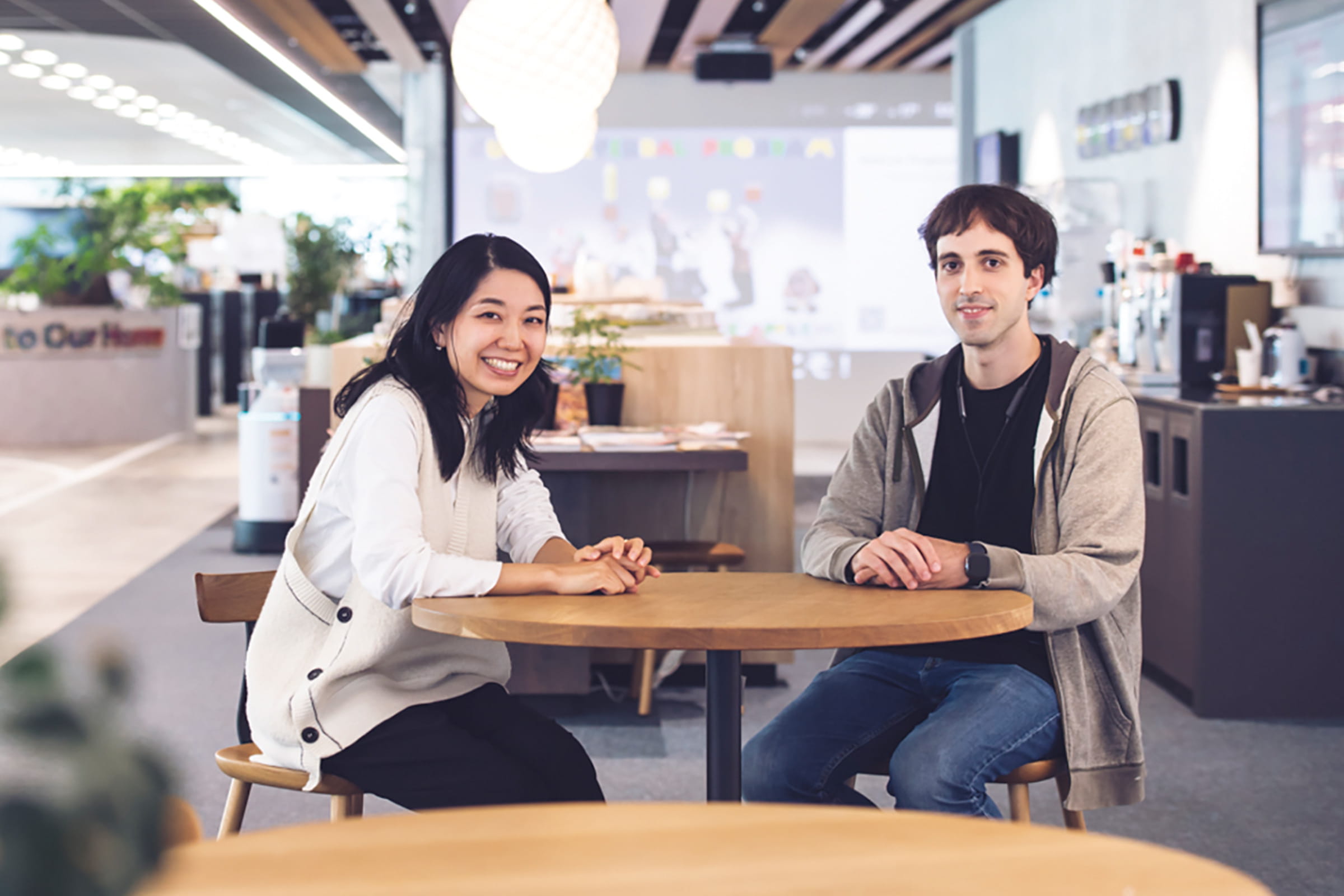 ウーブン・バイ・トヨタ谷さんとホルヘさんがオフィスで話している様子の写真