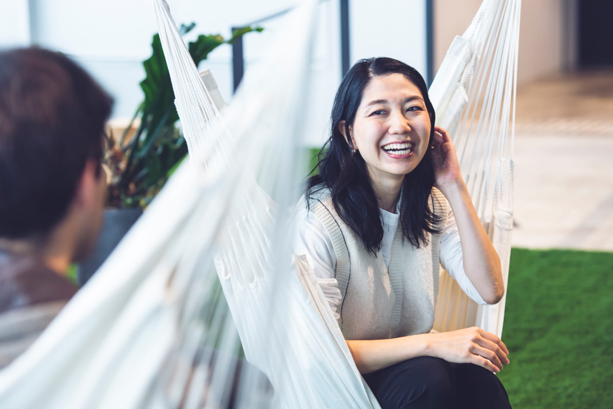 ウーブン・バイ・トヨタ谷さんがホルヘさんとオフィスのハンモックで話している様子の写真