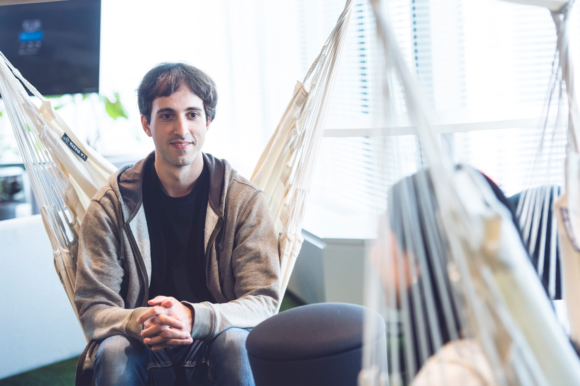 ウーブン・バイ・トヨタのホルヘさんが谷さんとオフィスのハンモックで話している様子の写真