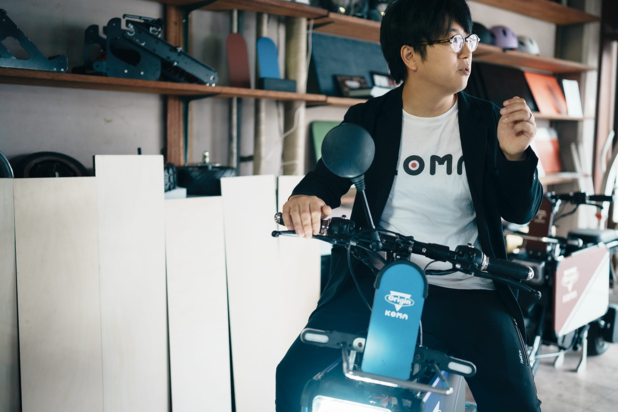 生駒さんがタタメルバイクにまたがる様子の写真