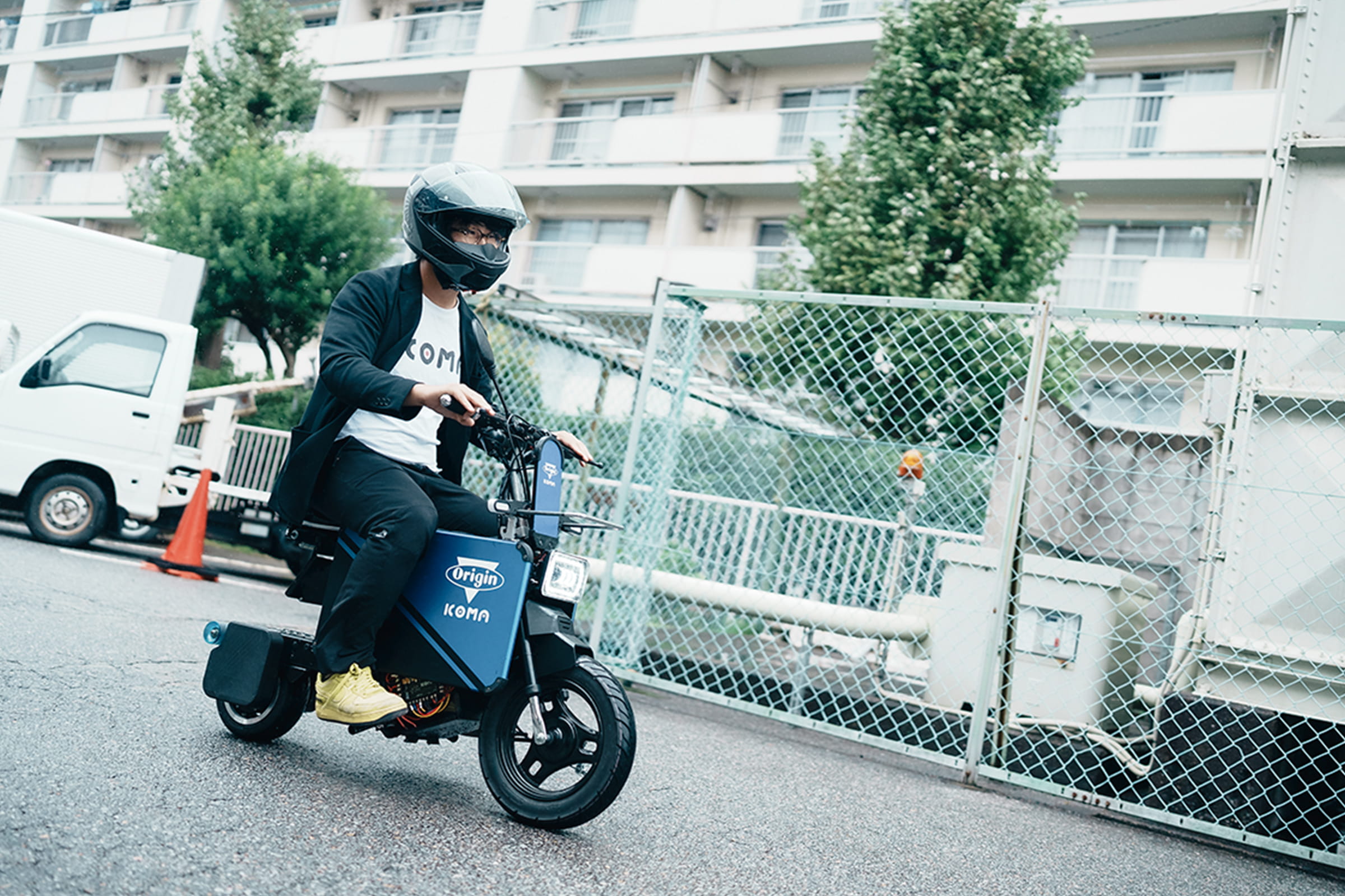 生駒さんがタタメルバイクで外を走っている様子の写真