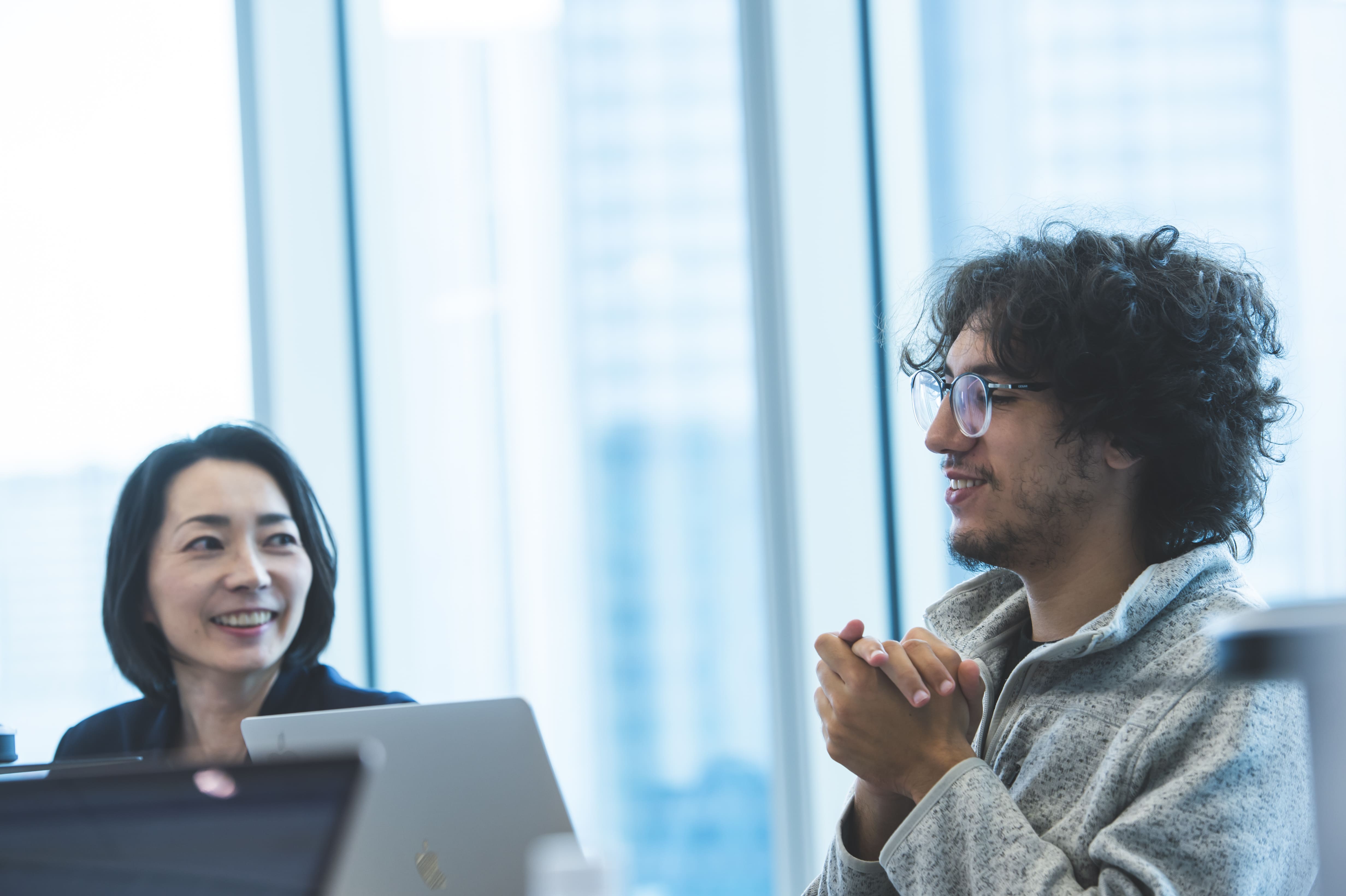 ウーブン・バイ・トヨタ鈴鹿さんとマルワンさんがインタビューで話している様子の写真